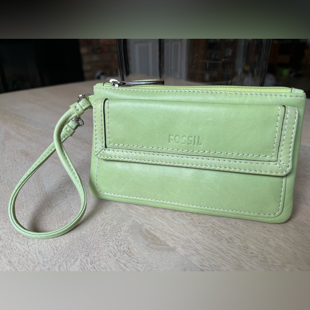 FOSSIL leather wristlet, green leather womens wristlet, Never used